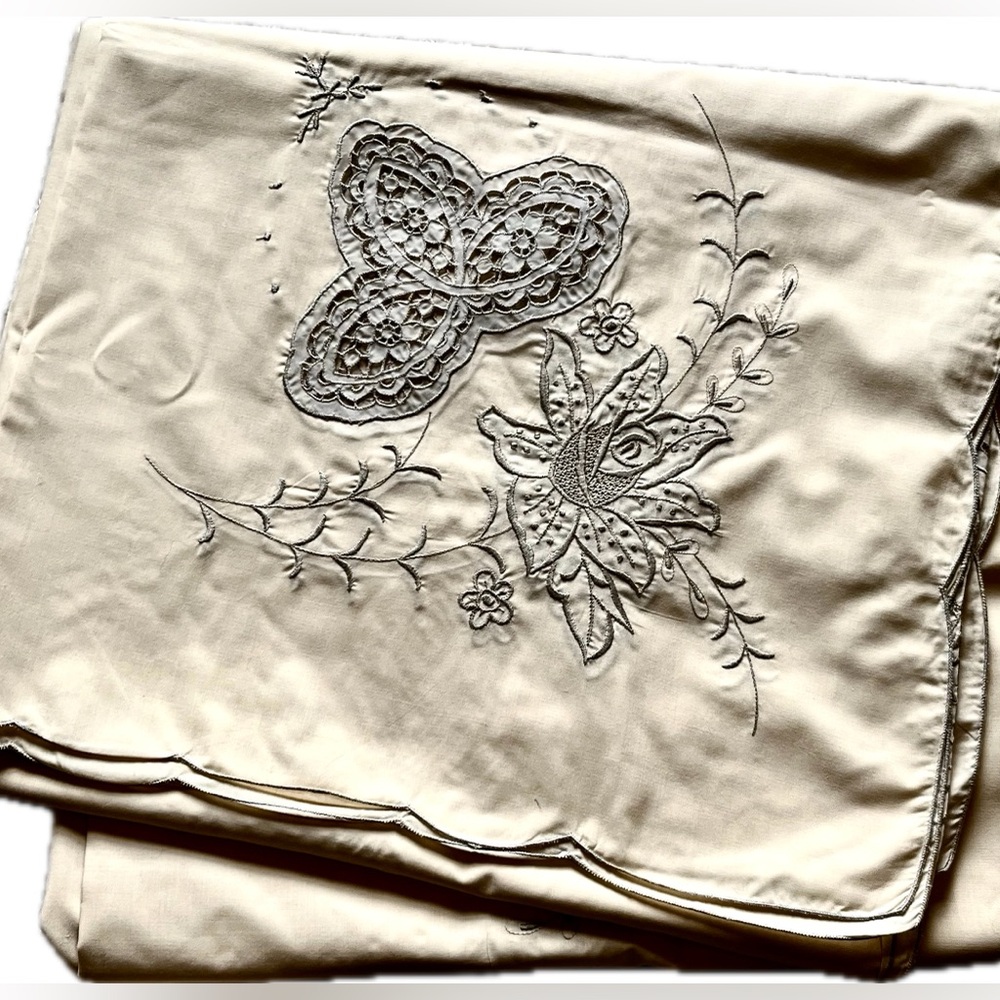 Vintage Belcrest Embroidered Butterfly Tablecloth 64x120 Beige NWT